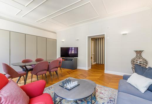 78 kvm lägenhet på fjärde våningen i en vackert restaurerad monumental byggnad från perioden Image 8