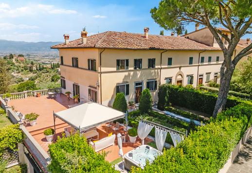 Porzione di Villa Storica del Cinquecento di 650 mq su quattro livelli che ospitano 4 camere e 5 bagni Image 1