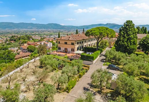 Porzione di Villa Storica del Cinquecento di 650 mq su quattro livelli che ospitano 4 camere e 5 bagni Image 2