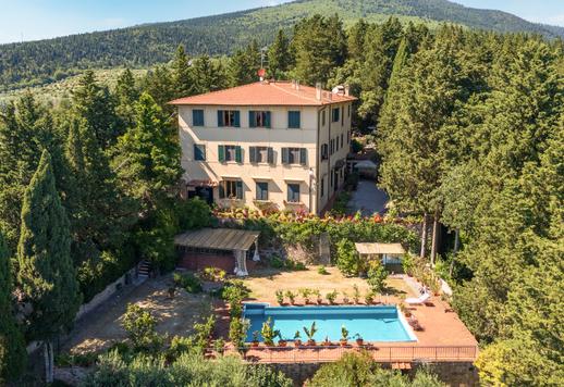 350-sqm estate on three levels, with three bedrooms and three bathrooms, nestled in a centuries-old hillside park a short distance from Florence's historic centre. Image 2