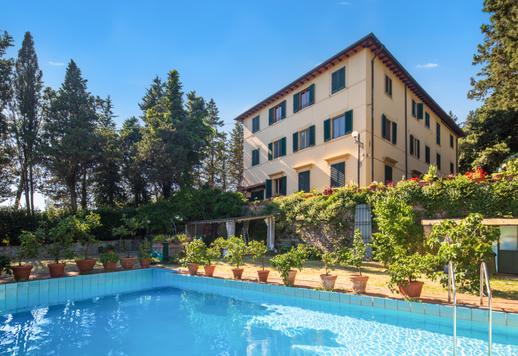 350-sqm estate on three levels, with three bedrooms and three bathrooms, nestled in a centuries-old hillside park a short distance from Florence's historic centre. Image 5