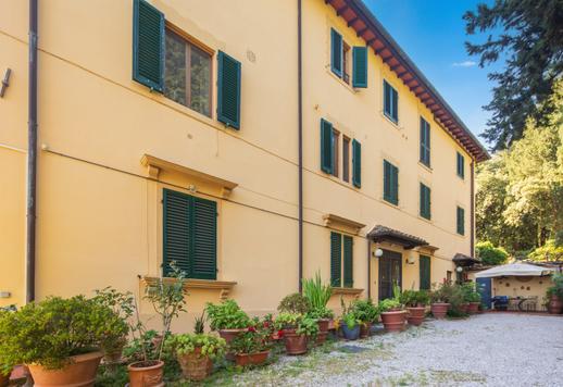 350-sqm estate on three levels, with three bedrooms and three bathrooms, nestled in a centuries-old hillside park a short distance from Florence's historic centre. Image 7