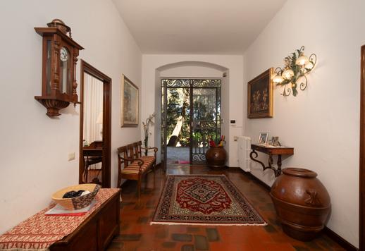 350-sqm estate on three levels, with three bedrooms and three bathrooms, nestled in a centuries-old hillside park a short distance from Florence's historic centre. Image 8