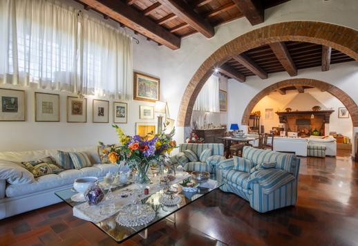 350-sqm estate on three levels, with three bedrooms and three bathrooms, nestled in a centuries-old hillside park a short distance from Florence's historic centre. Image 9