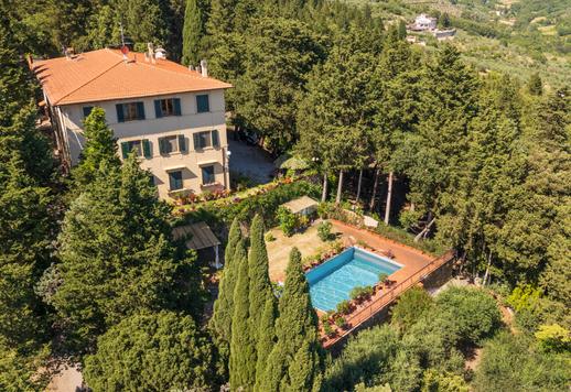 350-sqm estate on three levels, with three bedrooms and three bathrooms, nestled in a centuries-old hillside park a short distance from Florence's historic centre. Image 3