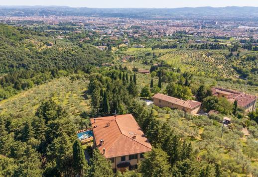 350-sqm estate on three levels, with three bedrooms and three bathrooms, nestled in a centuries-old hillside park a short distance from Florence's historic centre. Image 4