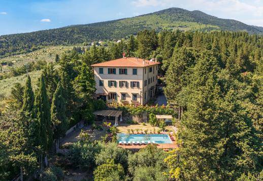 350-sqm estate on three levels, with three bedrooms and three bathrooms, nestled in a centuries-old hillside park a short distance from Florence's historic centre. Image 1