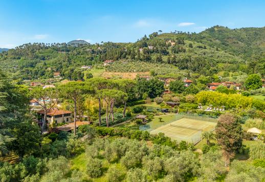 In vendita nel cuore della campagna toscana, a pochi minuti dal mare della Versilia, un esclusivo complesso residenziale composto da tre edifici indipendenti Image 3