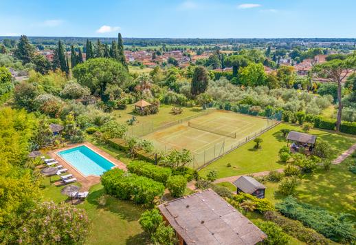 In vendita nel cuore della campagna toscana, a pochi minuti dal mare della Versilia, un esclusivo complesso residenziale composto da tre edifici indipendenti Image 4