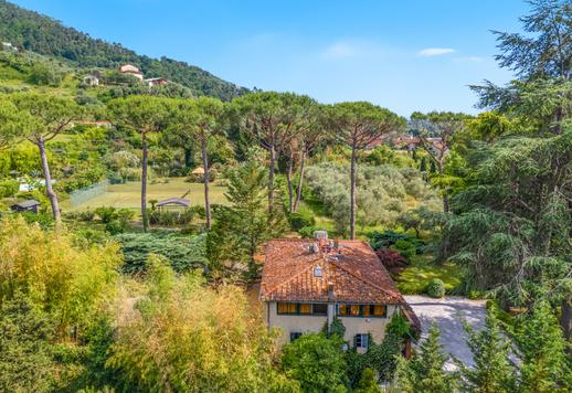In vendita nel cuore della campagna toscana, a pochi minuti dal mare della Versilia, un esclusivo complesso residenziale composto da tre edifici indipendenti Image 5