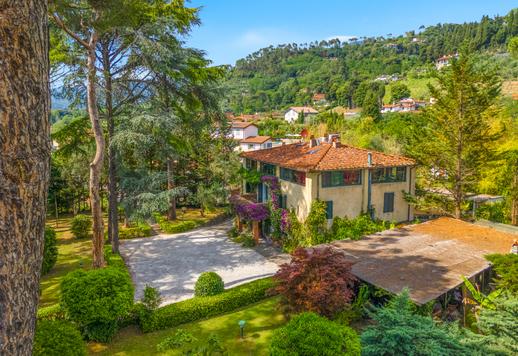 In vendita nel cuore della campagna toscana, a pochi minuti dal mare della Versilia, un esclusivo complesso residenziale composto da tre edifici indipendenti Image 2