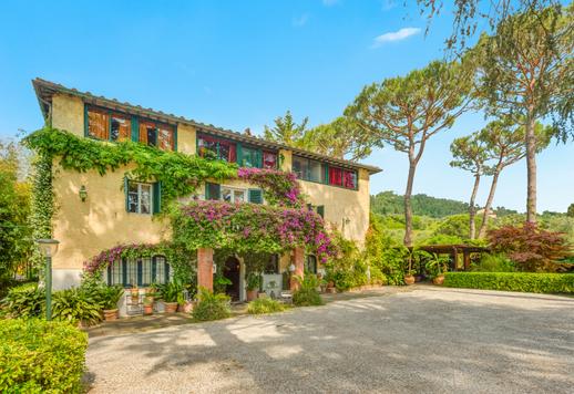 In vendita nel cuore della campagna toscana, a pochi minuti dal mare della Versilia, un esclusivo complesso residenziale composto da tre edifici indipendenti Image 1