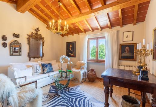 Struttura di 630 mq su due livelli affacciata sul panorama collinare toscano che conta 4 camere da letto e 4 bagni Image 1