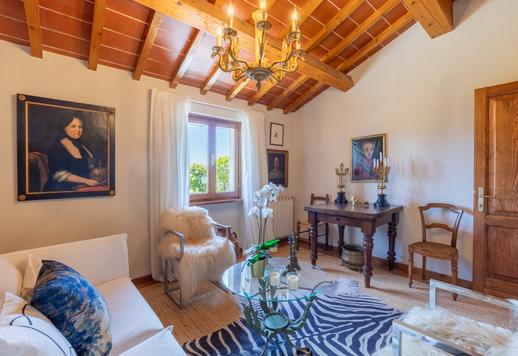Struttura di 630 mq su due livelli affacciata sul panorama collinare toscano che conta 4 camere da letto e 4 bagni Image 2