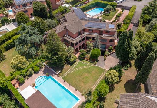 Nieruchomość o powierzchni 400 m2 na trzech poziomach w dwóch niezależnych budynkach, łącznie 4 sypialnie i 5 łazienek Image 3