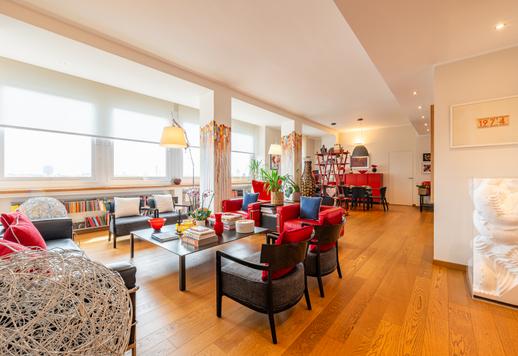 Eleganza contemporanea, panorami mozzafiato e oltre 320 mq nel cuore della Milano più prestigiosa Esclusivo nono piano con ampi spazi di rappresentanza, balcone panoramico, posto auto e cantine Image 1