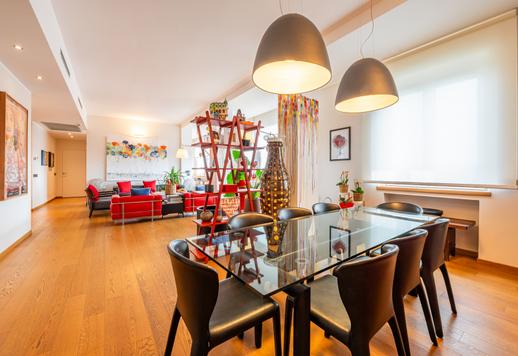 Eleganza contemporanea, panorami mozzafiato e oltre 320 mq nel cuore della Milano più prestigiosa Esclusivo nono piano con ampi spazi di rappresentanza, balcone panoramico, posto auto e cantine Image 2