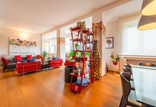 Eleganza contemporanea, panorami mozzafiato e oltre 320 mq nel cuore della Milano più prestigiosa Esclusivo nono piano con ampi spazi di rappresentanza, balcone panoramico, posto auto e cantine Image 8
