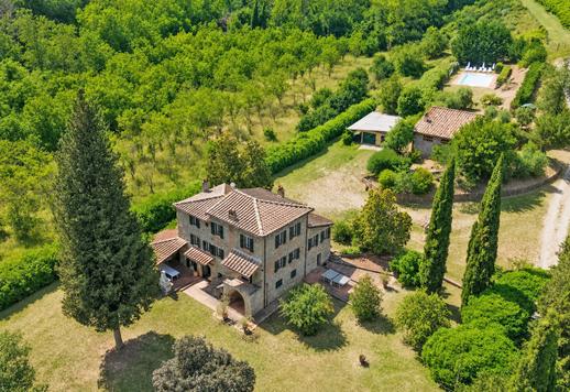 Prestigiosa residenza di 480 mq su tre livelli con 8 camere e 5 bagni, incastonata nel celebre scenario di Gaiole in Chianti tra vigneti, uliveti e colline senesi Image 2