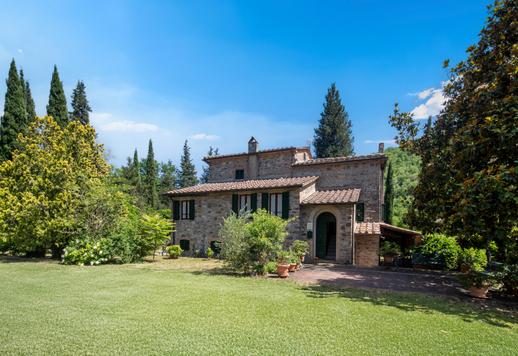 Prestigiosa residenza di 480 mq su tre livelli con 8 camere e 5 bagni, incastonata nel celebre scenario di Gaiole in Chianti tra vigneti, uliveti e colline senesi Image 4