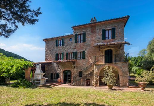 Prestigiosa residenza di 480 mq su tre livelli con 8 camere e 5 bagni, incastonata nel celebre scenario di Gaiole in Chianti tra vigneti, uliveti e colline senesi Image 6