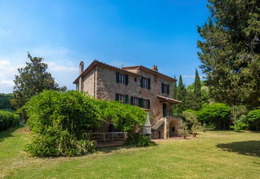 Prestigiosa residenza di 480 mq su tre livelli con 8 camere e 5 bagni, incastonata nel celebre scenario di Gaiole in Chianti tra vigneti, uliveti e colline senesi Image 7