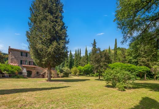 Prestigiosa residenza di 480 mq su tre livelli con 8 camere e 5 bagni, incastonata nel celebre scenario di Gaiole in Chianti tra vigneti, uliveti e colline senesi Image 5