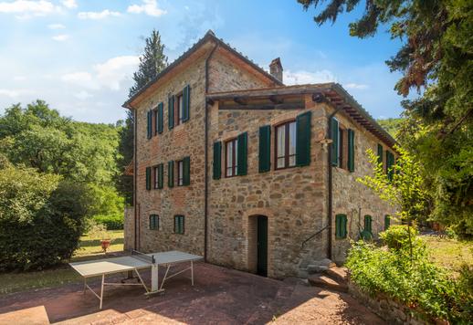 Prestigiosa residenza di 480 mq su tre livelli con 8 camere e 5 bagni, incastonata nel celebre scenario di Gaiole in Chianti tra vigneti, uliveti e colline senesi Image 8