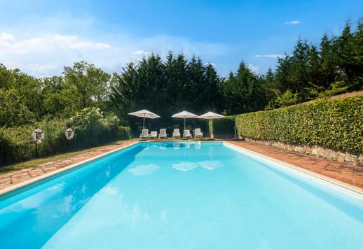 Prestigiosa residenza di 480 mq su tre livelli con 8 camere e 5 bagni, incastonata nel celebre scenario di Gaiole in Chianti tra vigneti, uliveti e colline senesi Image 9