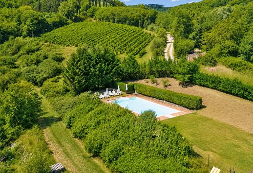 Prestigiosa residenza di 480 mq su tre livelli con 8 camere e 5 bagni, incastonata nel celebre scenario di Gaiole in Chianti tra vigneti, uliveti e colline senesi Image 3
