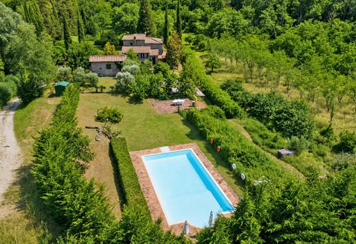 Prestigiosa residenza di 480 mq su tre livelli con 8 camere e 5 bagni, incastonata nel celebre scenario di Gaiole in Chianti tra vigneti, uliveti e colline senesi Image 1