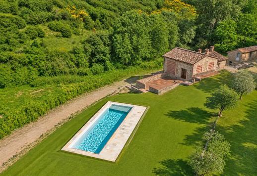Exclusive estate of approximately 535 sqm with 6 bedrooms, 9 bathrooms and a vast 2-hectare wooded park with private swimming pool, in the prestigious Chianti Classico area Image 1