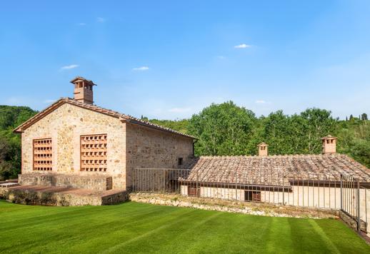 Exclusive estate of approximately 535 sqm with 6 bedrooms, 9 bathrooms and a vast 2-hectare wooded park with private swimming pool, in the prestigious Chianti Classico area Image 5