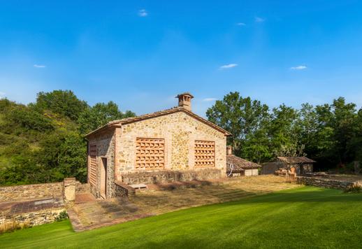 Exclusive estate of approximately 535 sqm with 6 bedrooms, 9 bathrooms and a vast 2-hectare wooded park with private swimming pool, in the prestigious Chianti Classico area Image 7