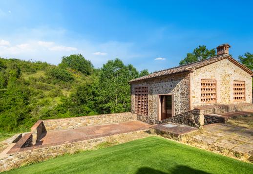 Exclusive estate of approximately 535 sqm with 6 bedrooms, 9 bathrooms and a vast 2-hectare wooded park with private swimming pool, in the prestigious Chianti Classico area Image 6