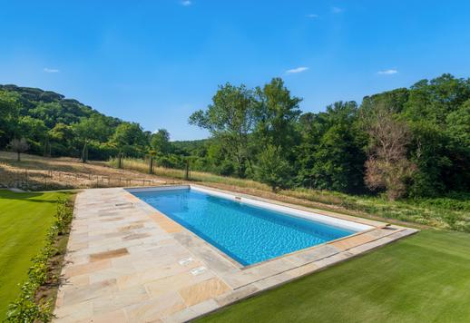 Exclusive estate of approximately 535 sqm with 6 bedrooms, 9 bathrooms and a vast 2-hectare wooded park with private swimming pool, in the prestigious Chianti Classico area Image 4