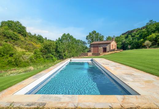 Exclusive estate of approximately 535 sqm with 6 bedrooms, 9 bathrooms and a vast 2-hectare wooded park with private swimming pool, in the prestigious Chianti Classico area Image 2