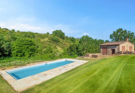 Exclusive estate of approximately 535 sqm with 6 bedrooms, 9 bathrooms and a vast 2-hectare wooded park with private swimming pool, in the prestigious Chianti Classico area Image 3