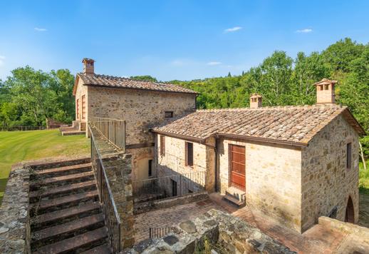 Exclusive estate of approximately 535 sqm with 6 bedrooms, 9 bathrooms and a vast 2-hectare wooded park with private swimming pool, in the prestigious Chianti Classico area Image 9