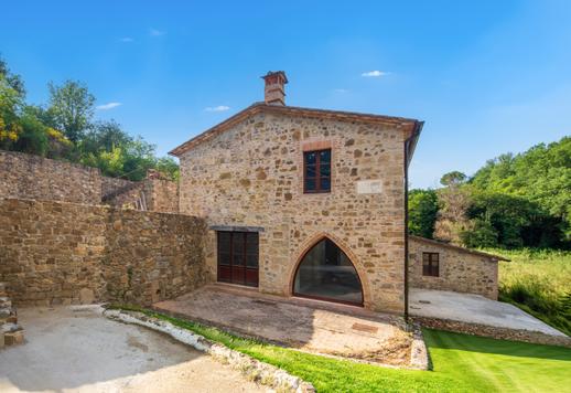 Exclusive estate of approximately 535 sqm with 6 bedrooms, 9 bathrooms and a vast 2-hectare wooded park with private swimming pool, in the prestigious Chianti Classico area Image 8