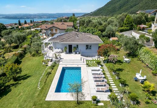 Prestigiosa residenza di 350 mq con ampio giardino, terrazze panoramiche, garage, cantina e tecnologia ad alta efficienza energetica Image 1