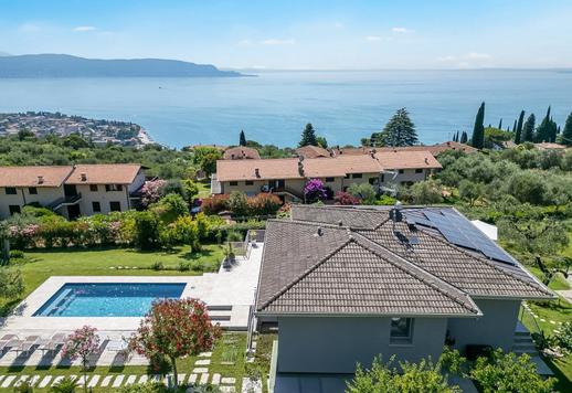 Prestigiosa residenza di 350 mq con ampio giardino, terrazze panoramiche, garage, cantina e tecnologia ad alta efficienza energetica Image 2