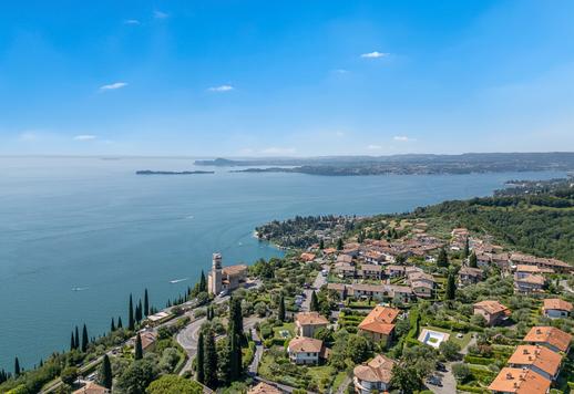 Prestigiosa residenza di 350 mq con ampio giardino, terrazze panoramiche, garage, cantina e tecnologia ad alta efficienza energetica Image 5