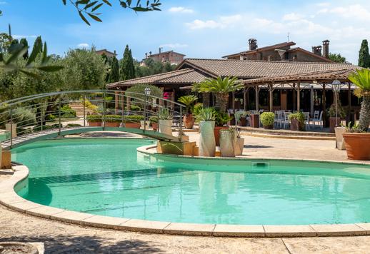 Dimora di 450 mq su tre livelli, con sette camere e sei bagni, immersa nella quiete rurale laziale e a breve distanza dalla città di Roma Image 4