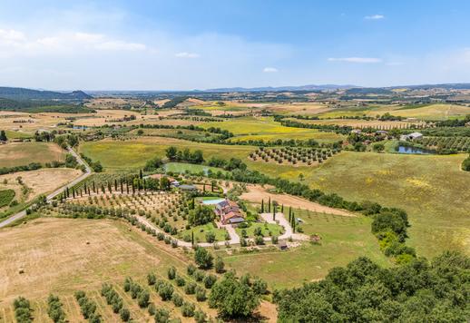 Sontuosa dimora di 550 mq lordi su tre livelli con 7 camere e 4 bagni, immersa in un parco d’élite a Manciano, nel cuore collinare della Toscana. Image 1