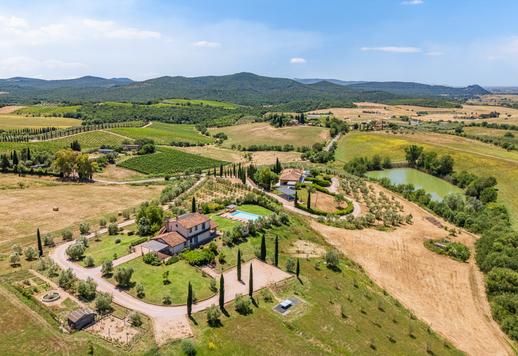 Sontuosa dimora di 550 mq lordi su tre livelli con 7 camere e 4 bagni, immersa in un parco d’élite a Manciano, nel cuore collinare della Toscana. Image 2