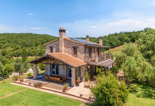 Sontuosa dimora di 550 mq lordi su tre livelli con 7 camere e 4 bagni, immersa in un parco d’élite a Manciano, nel cuore collinare della Toscana. Image 6