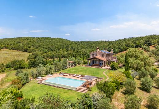 Sontuosa dimora di 550 mq lordi su tre livelli con 7 camere e 4 bagni, immersa in un parco d’élite a Manciano, nel cuore collinare della Toscana. Image 4