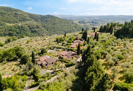Esclusiva dimora di 440 mq disposta su tre livelli con 7 camere e 5 bagni, immersa in un parco collinare privato a Bagno a Ripoli Image 4