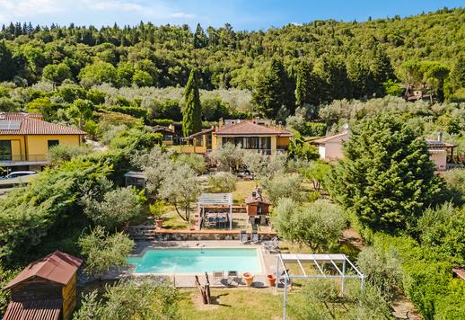 Esclusiva dimora di 440 mq disposta su tre livelli con 7 camere e 5 bagni, immersa in un parco collinare privato a Bagno a Ripoli Image 2